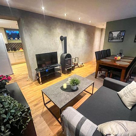 Two-Bedroom City Apartment With Fire Place, Free Parking And Fjordview Terrace - Calm And Central Ålesund Esterno foto
