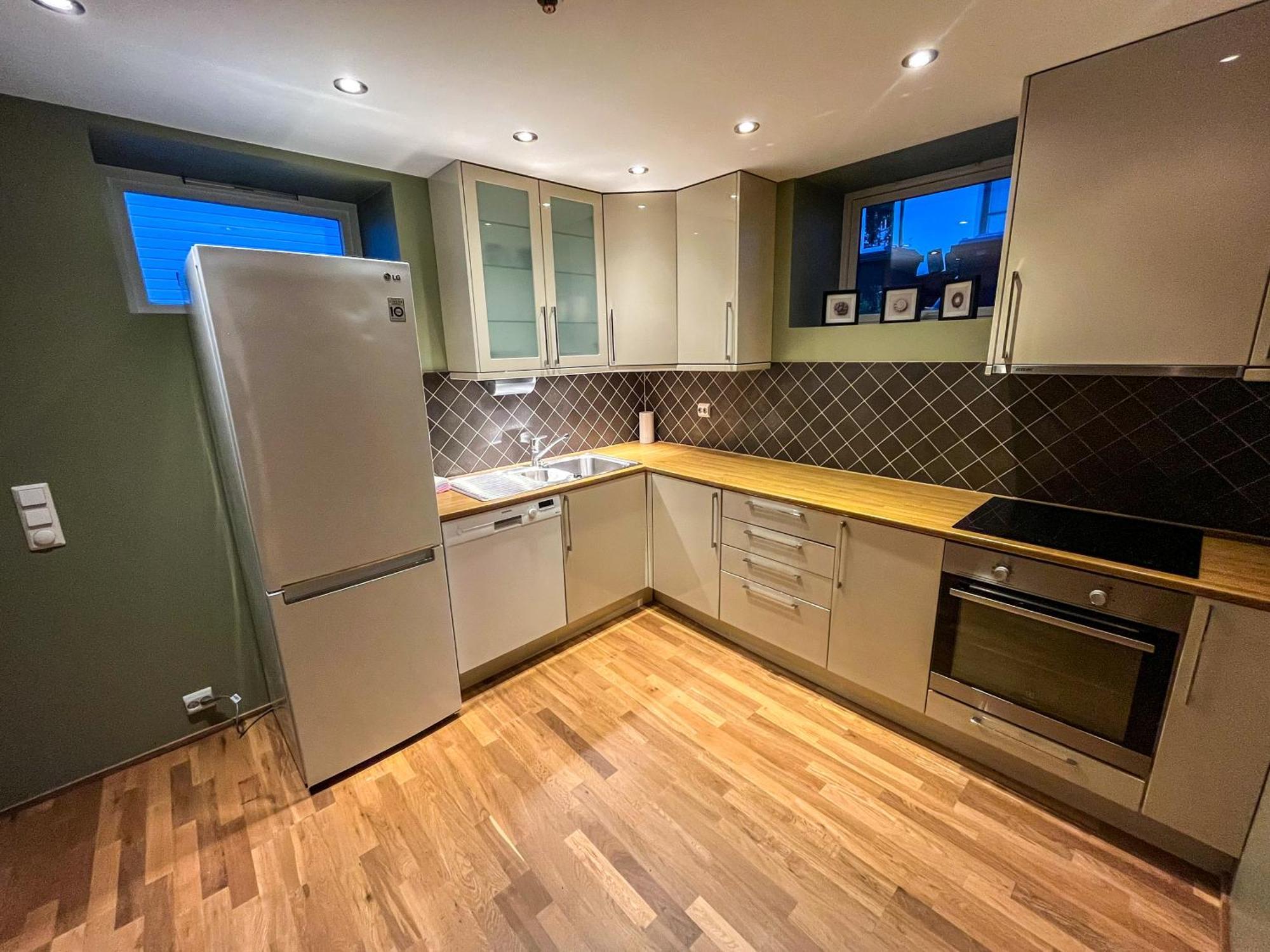 Two-Bedroom City Apartment With Fire Place, Free Parking And Fjordview Terrace - Calm And Central Ålesund Esterno foto