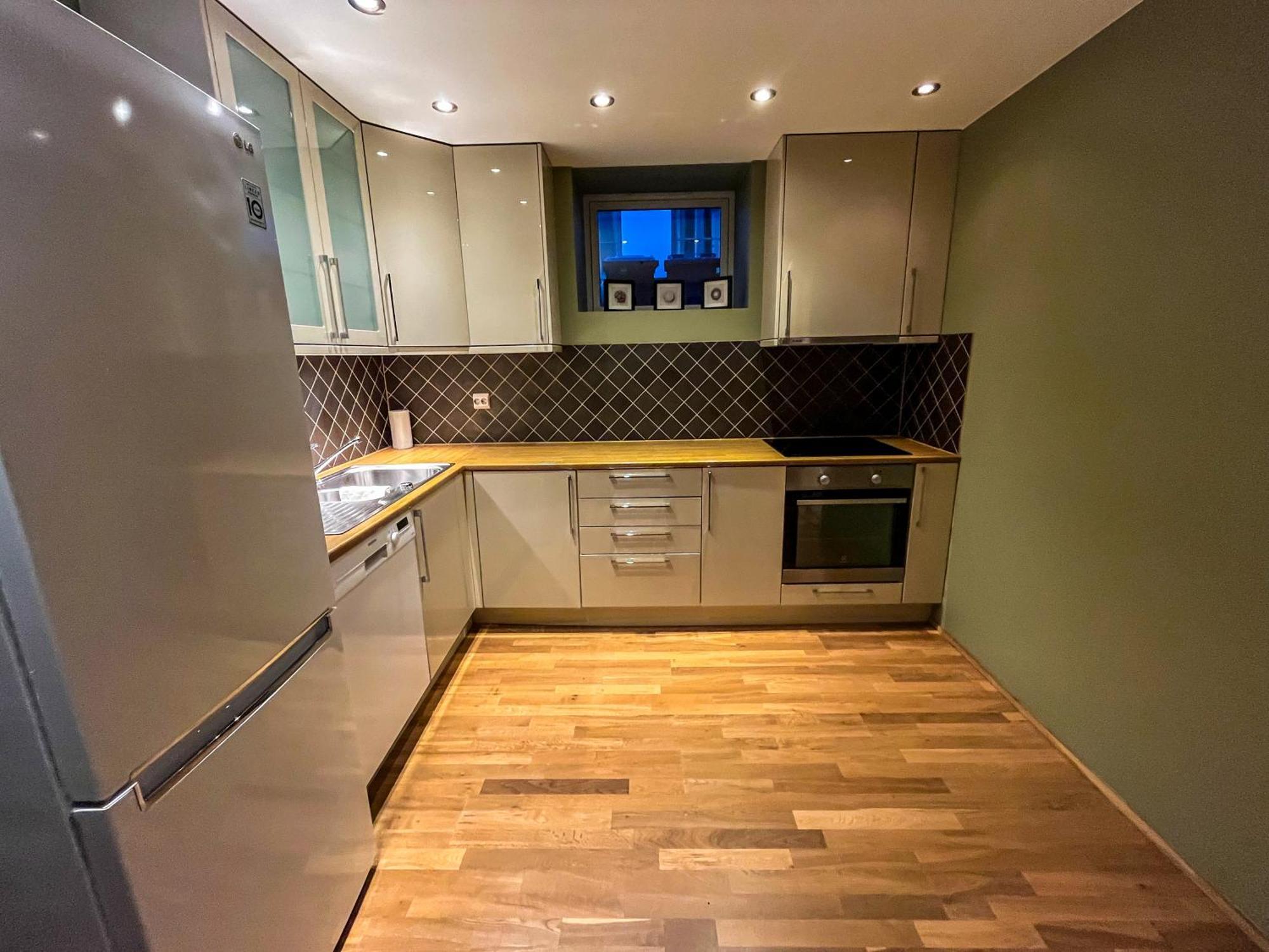 Two-Bedroom City Apartment With Fire Place, Free Parking And Fjordview Terrace - Calm And Central Ålesund Esterno foto