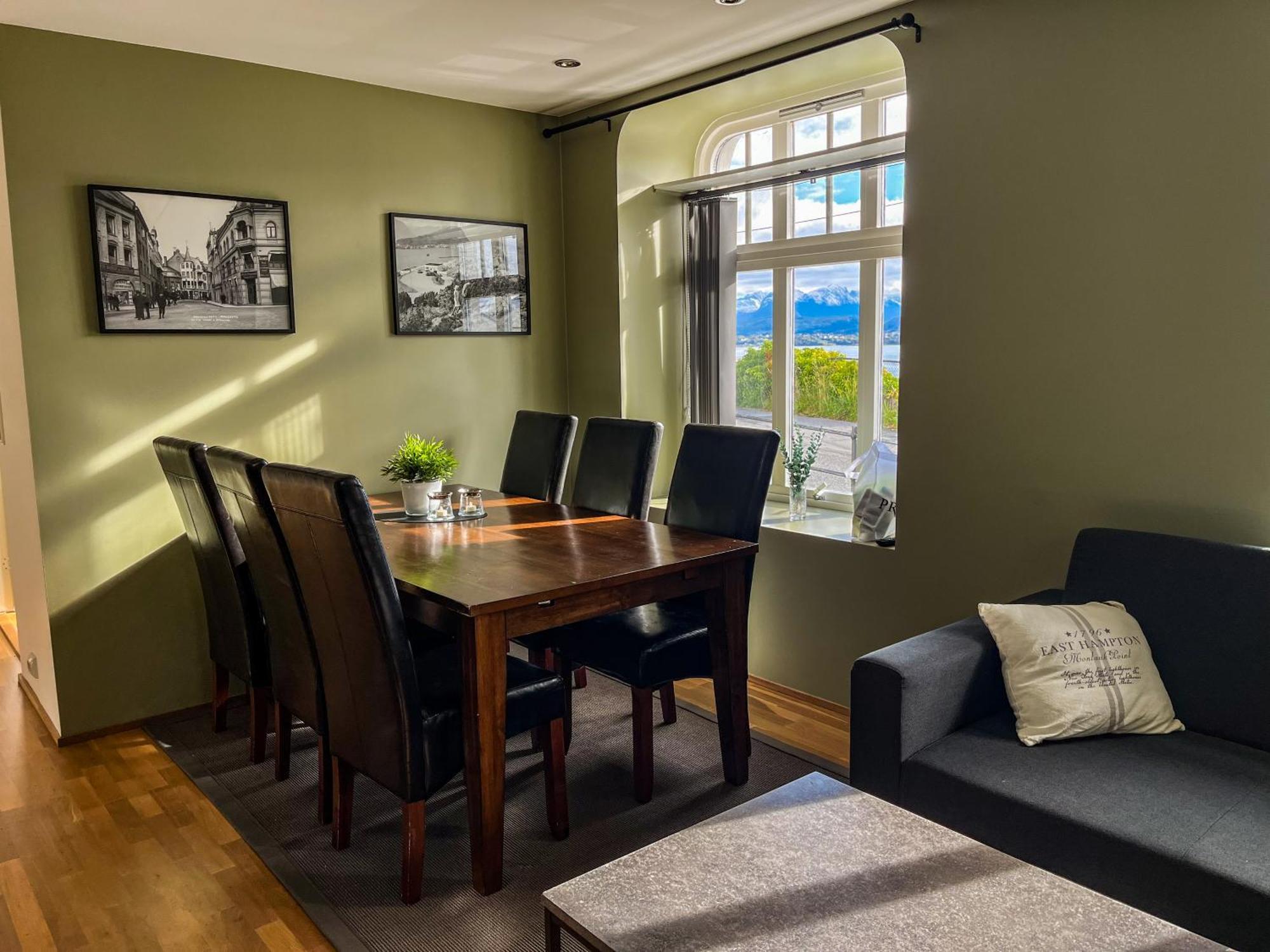 Two-Bedroom City Apartment With Fire Place, Free Parking And Fjordview Terrace - Calm And Central Ålesund Esterno foto