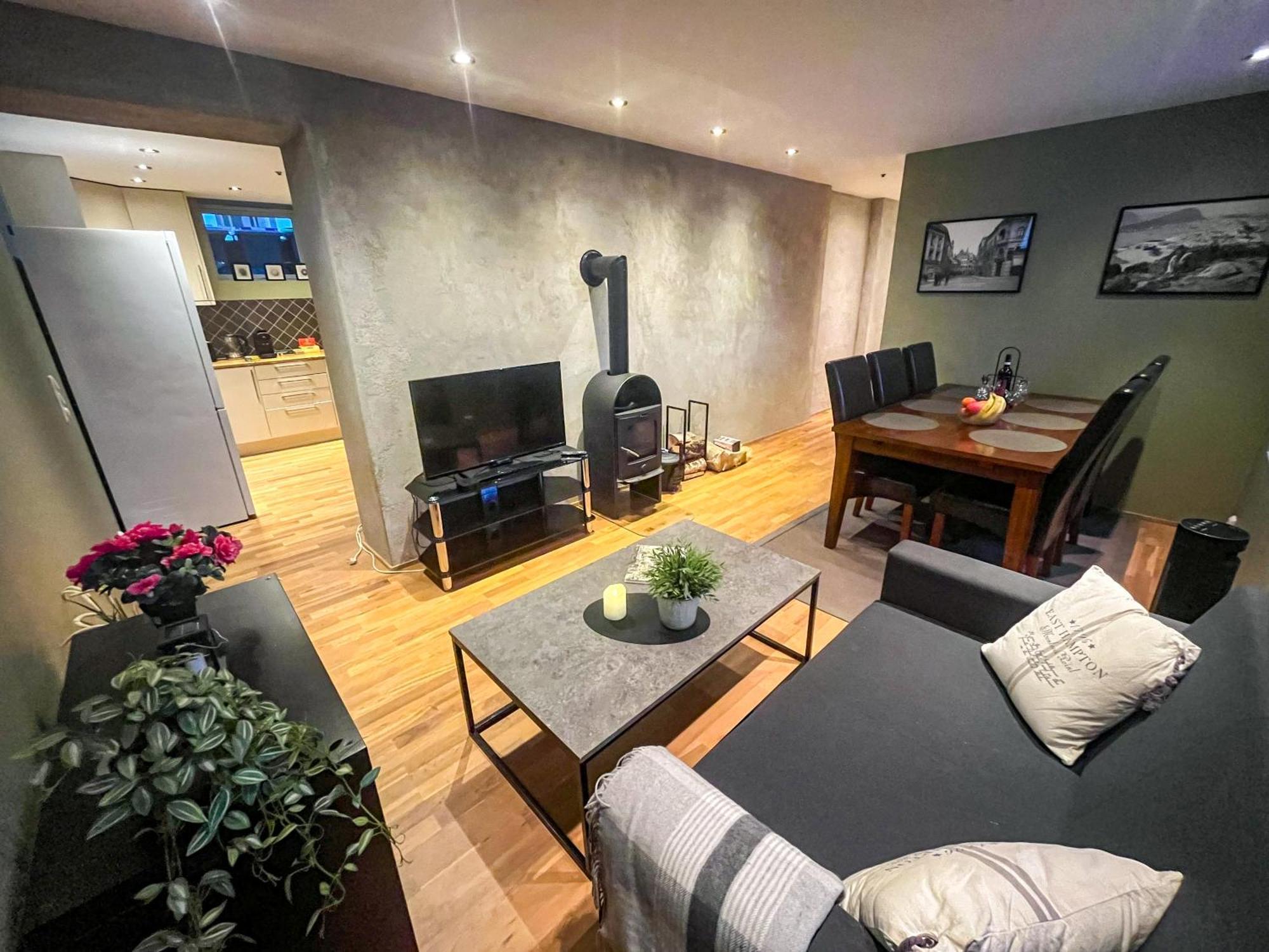 Two-Bedroom City Apartment With Fire Place, Free Parking And Fjordview Terrace - Calm And Central Ålesund Esterno foto
