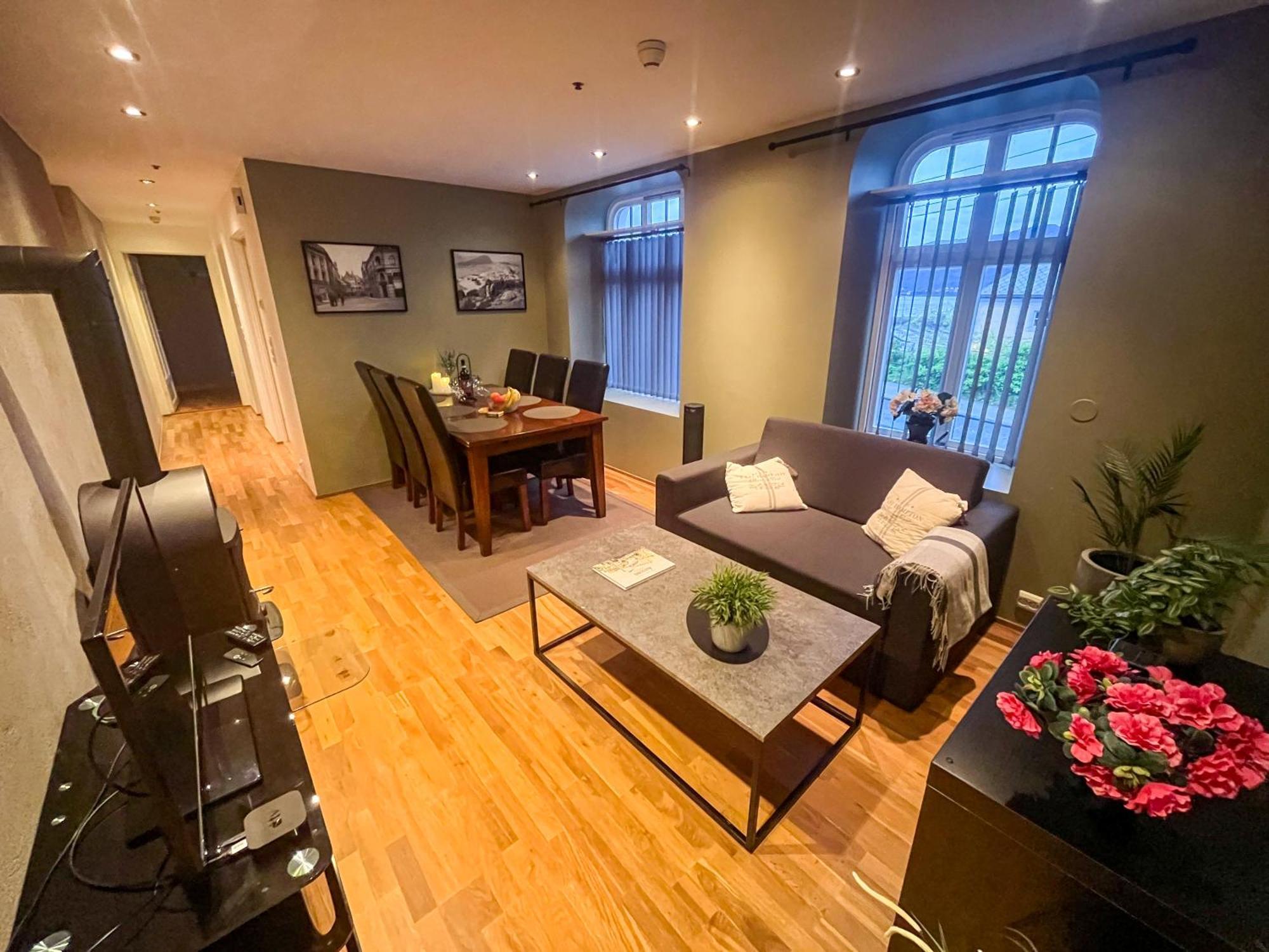 Two-Bedroom City Apartment With Fire Place, Free Parking And Fjordview Terrace - Calm And Central Ålesund Esterno foto