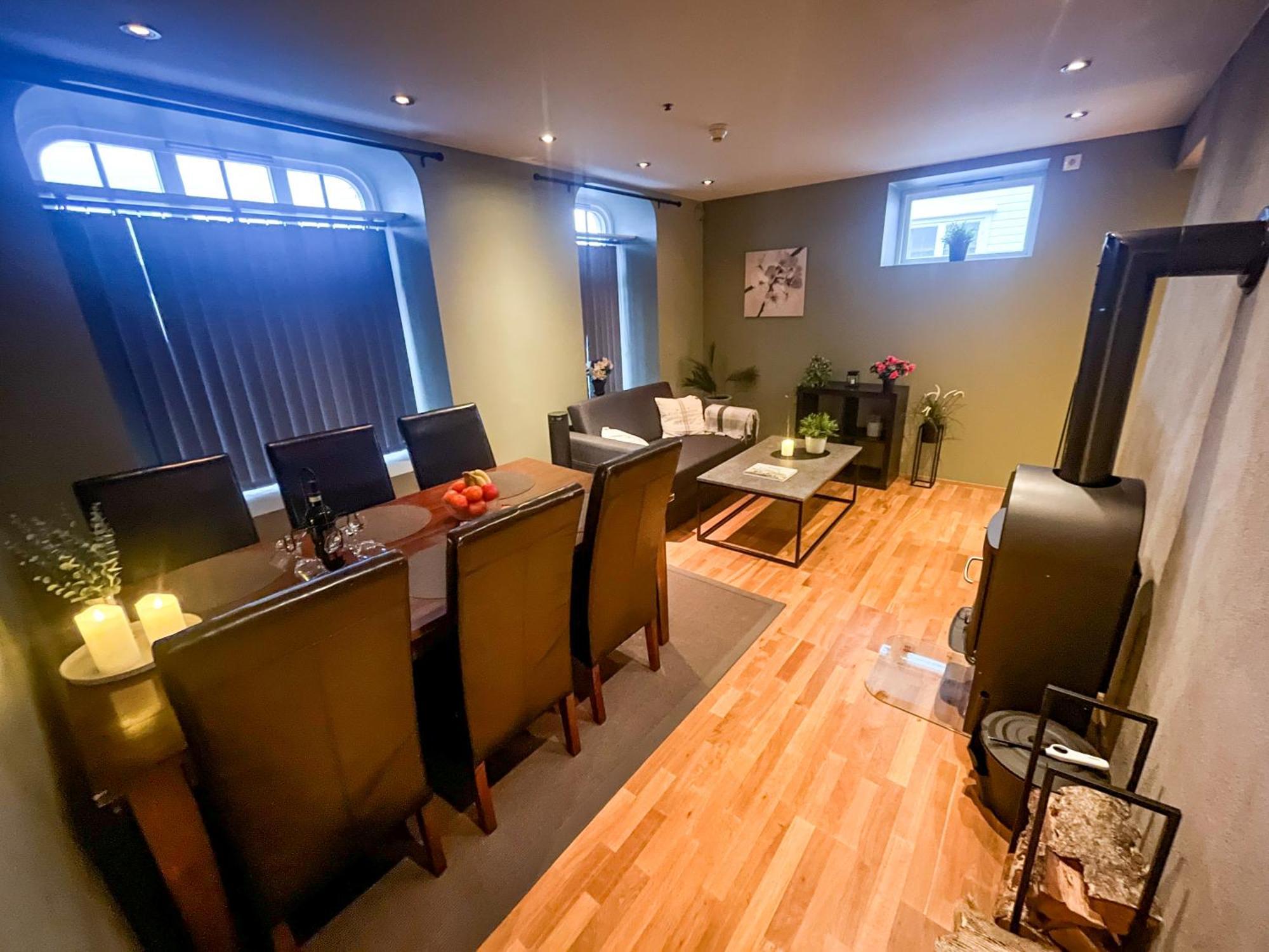 Two-Bedroom City Apartment With Fire Place, Free Parking And Fjordview Terrace - Calm And Central Ålesund Esterno foto