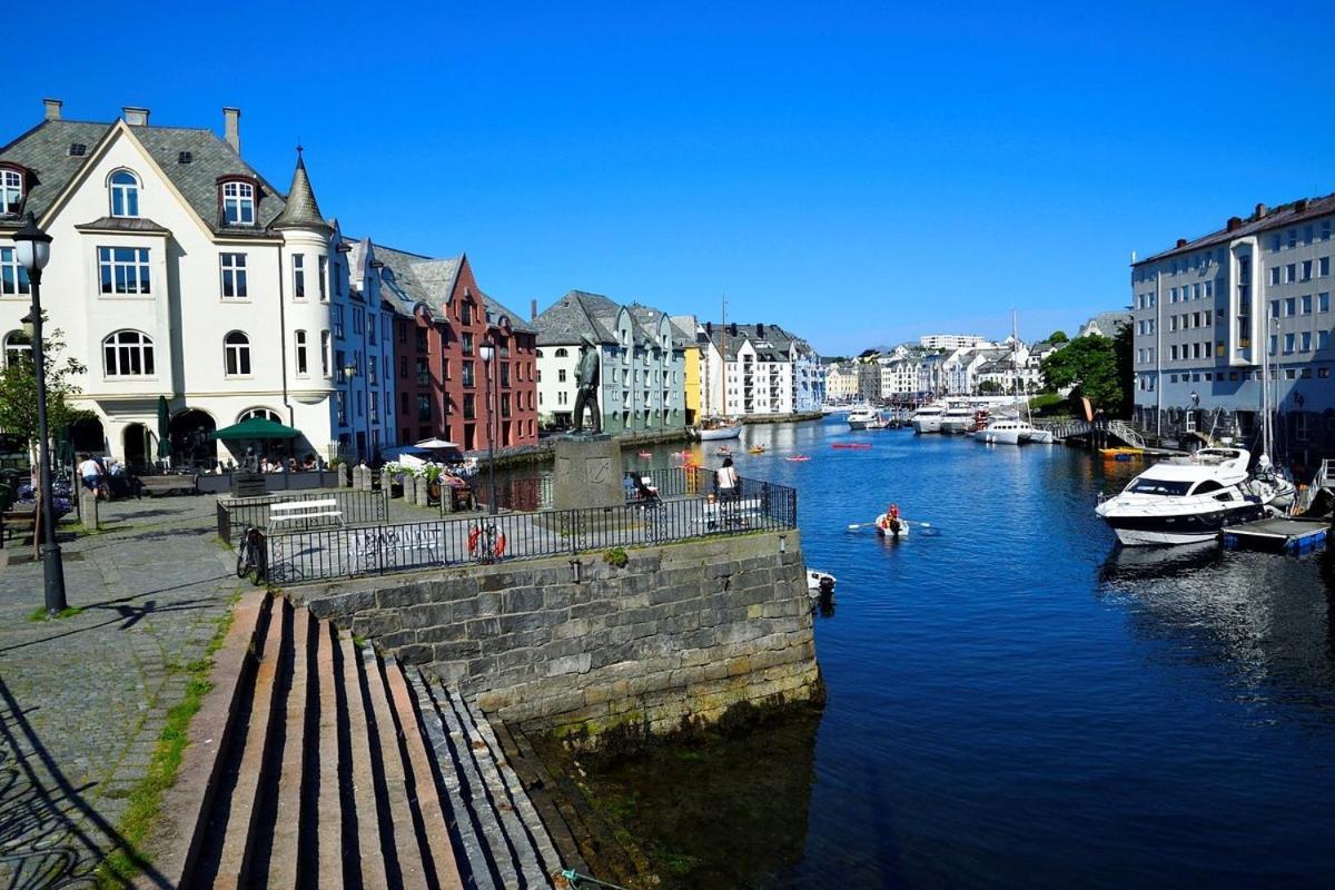 Two-Bedroom City Apartment With Fire Place, Free Parking And Fjordview Terrace - Calm And Central Ålesund Esterno foto