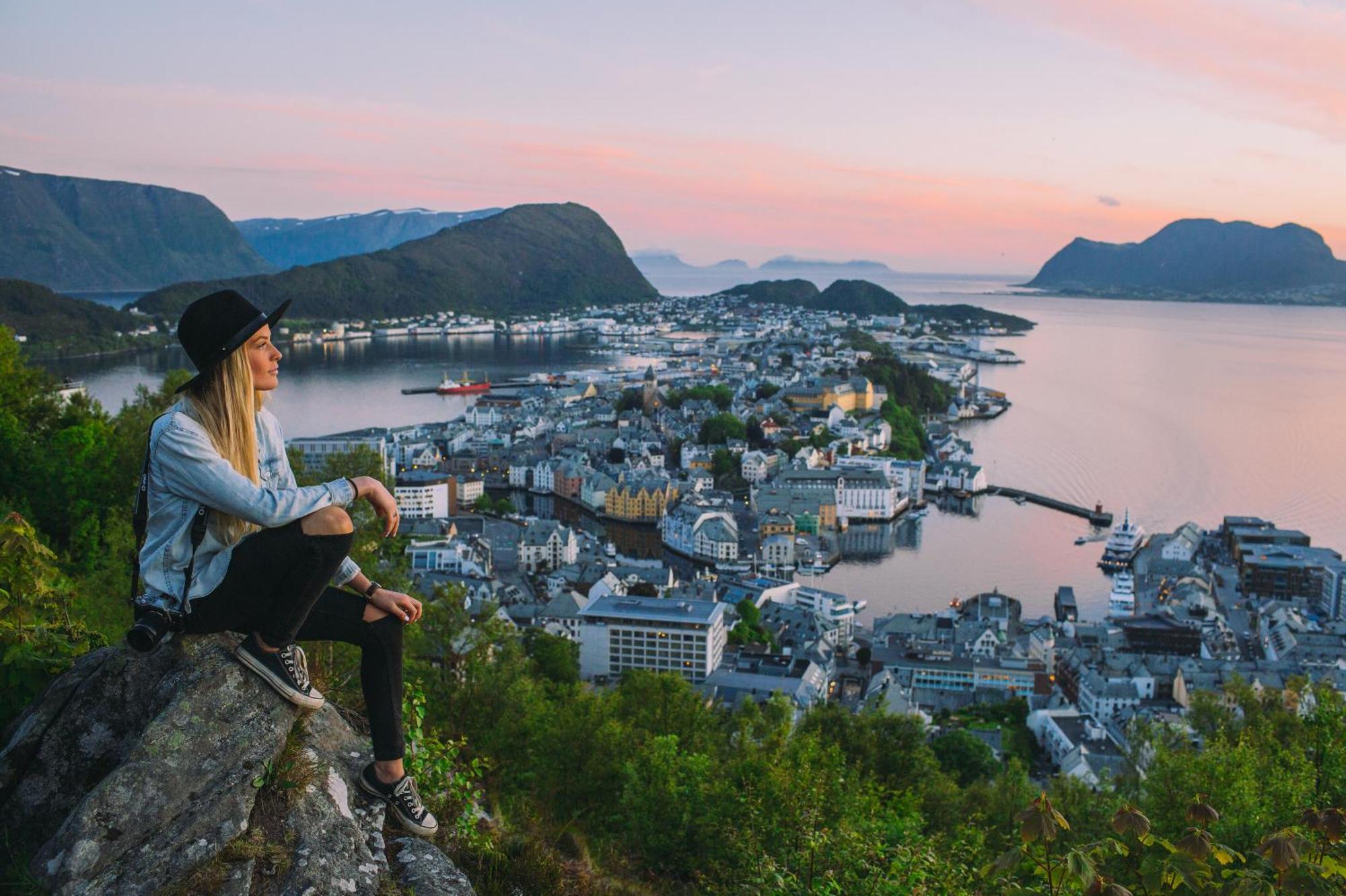 Two-Bedroom City Apartment With Fire Place, Free Parking And Fjordview Terrace - Calm And Central Ålesund Esterno foto